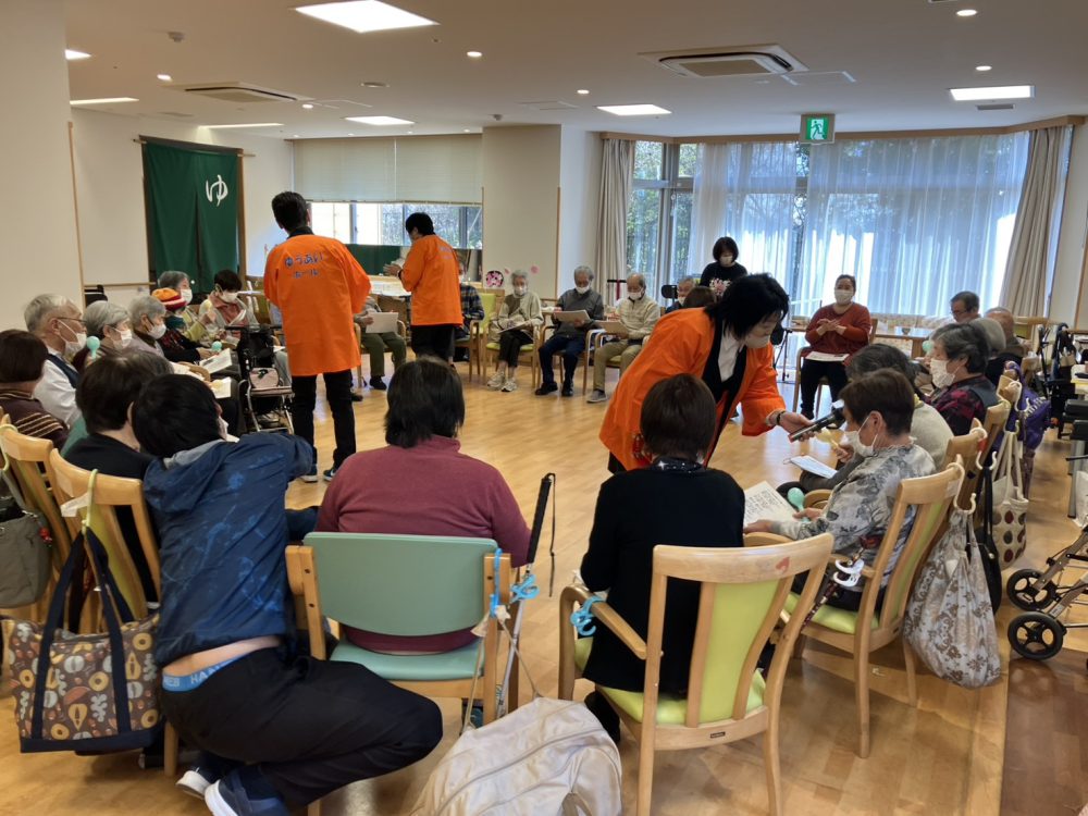 施設レクで特別養護老人ホーム駒どりの郷へ　の画像| 葬祭会館ゆうあいホール【公式】 神戸市北区のご葬儀･お葬式のことなら